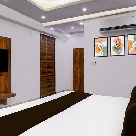 Townhouse Hotel Grand Emporio By Sbg Near Vaishali Metro Station Ghaziabad Esterno foto