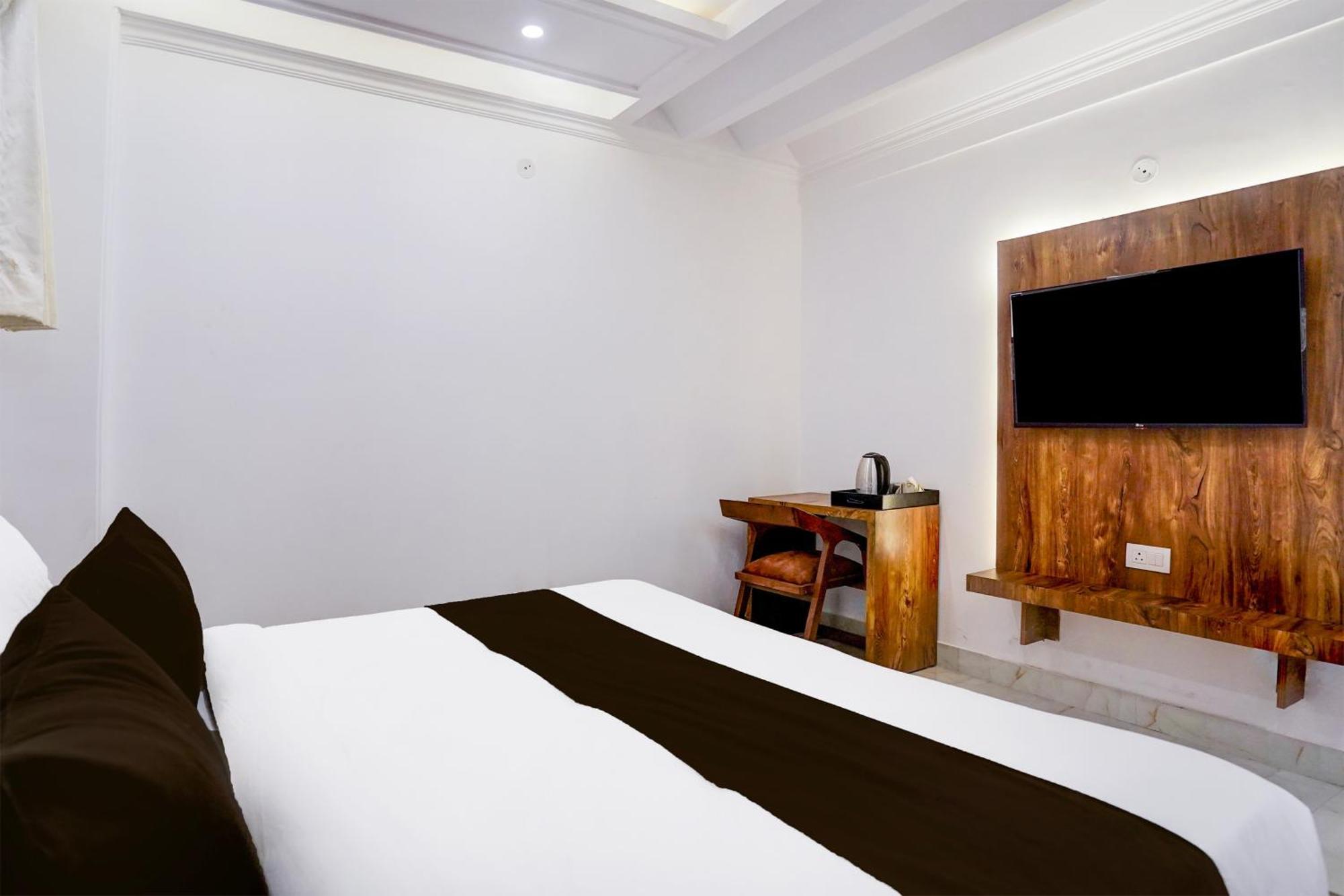 Townhouse Hotel Grand Emporio By Sbg Near Vaishali Metro Station Ghaziabad Esterno foto