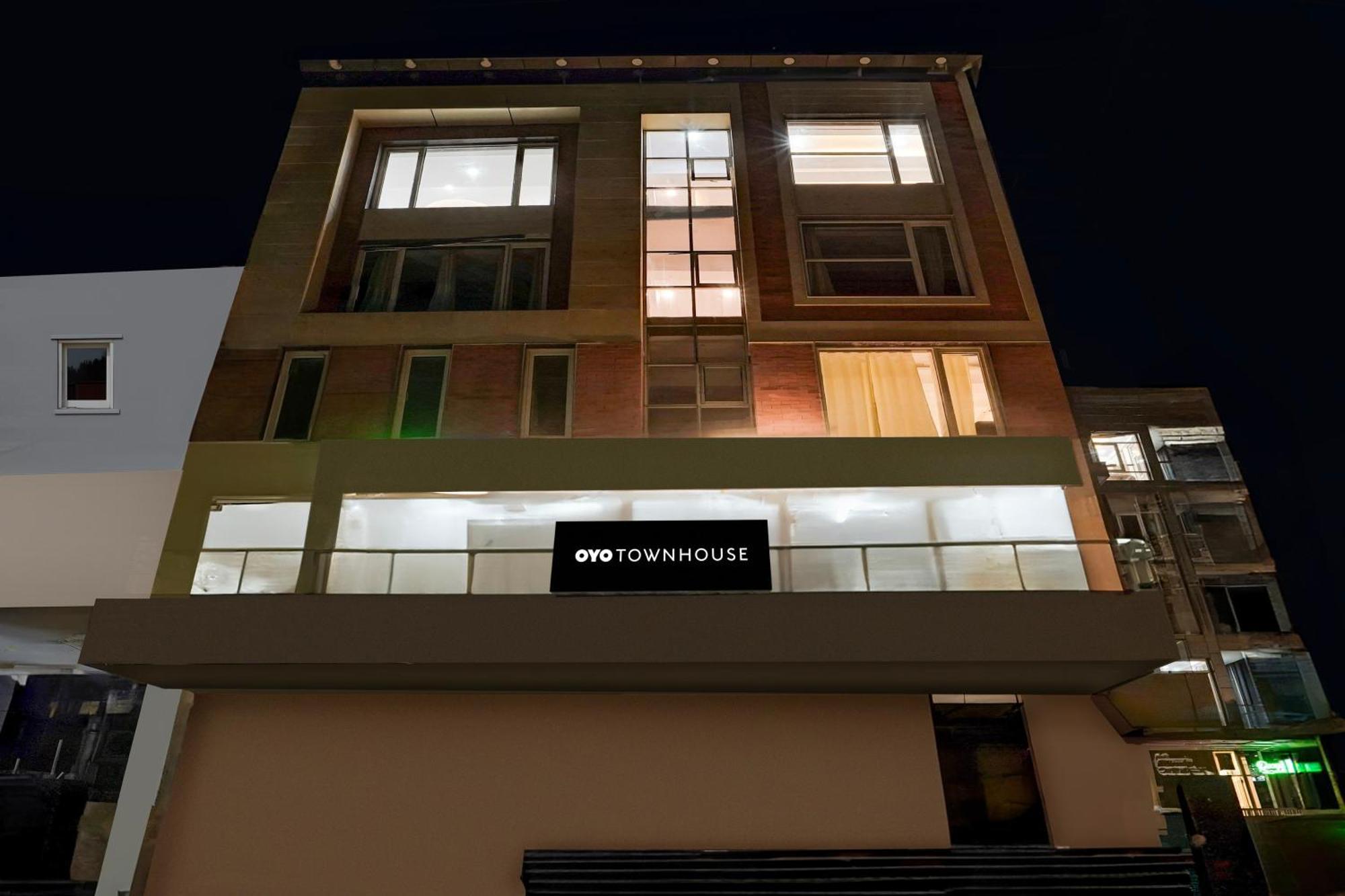 Townhouse Hotel Grand Emporio By Sbg Near Vaishali Metro Station Ghaziabad Esterno foto