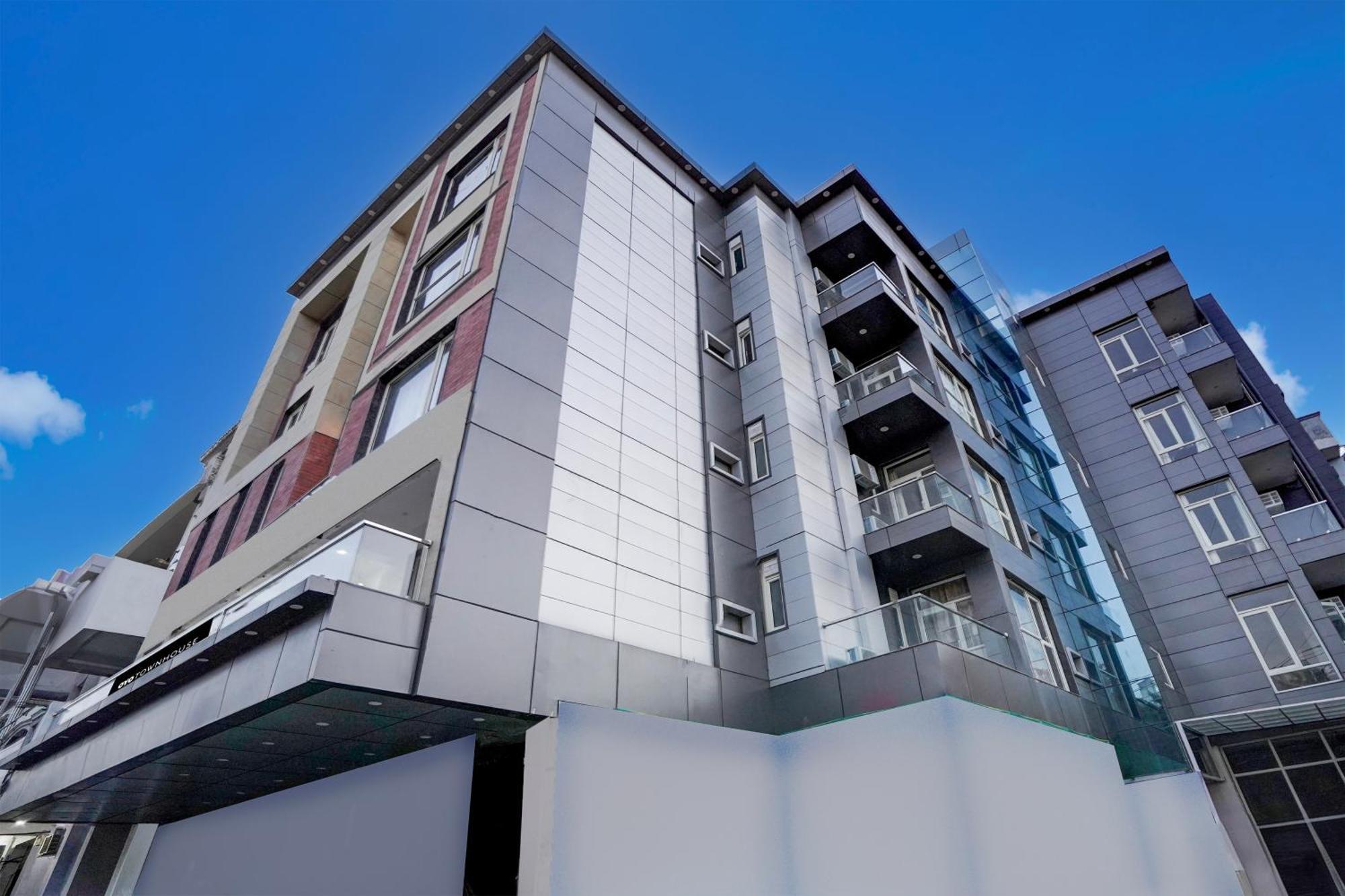 Townhouse Hotel Grand Emporio By Sbg Near Vaishali Metro Station Ghaziabad Esterno foto