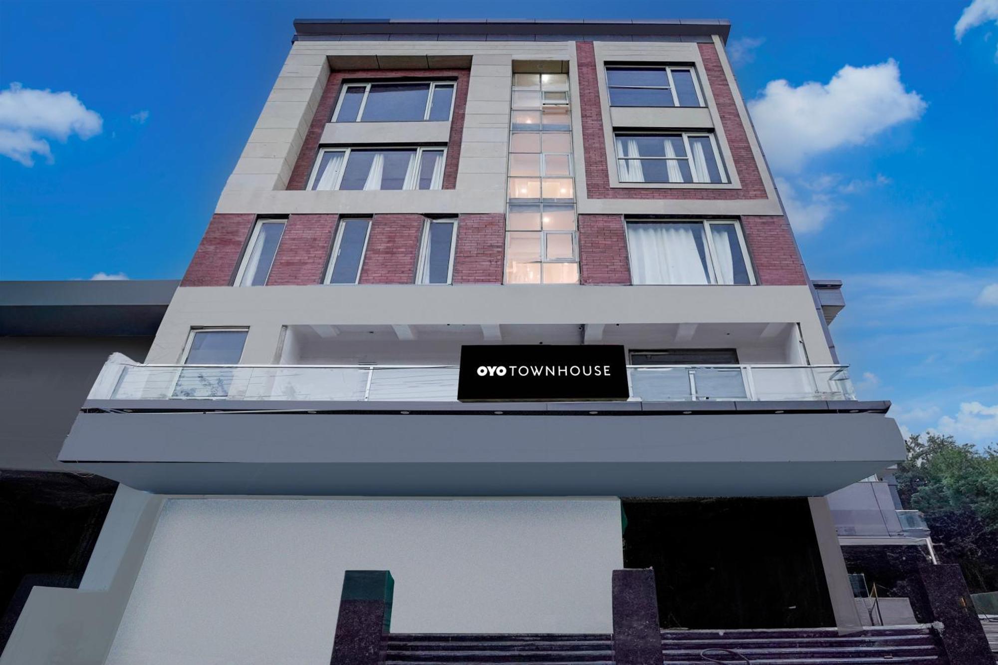 Townhouse Hotel Grand Emporio By Sbg Near Vaishali Metro Station Ghaziabad Esterno foto
