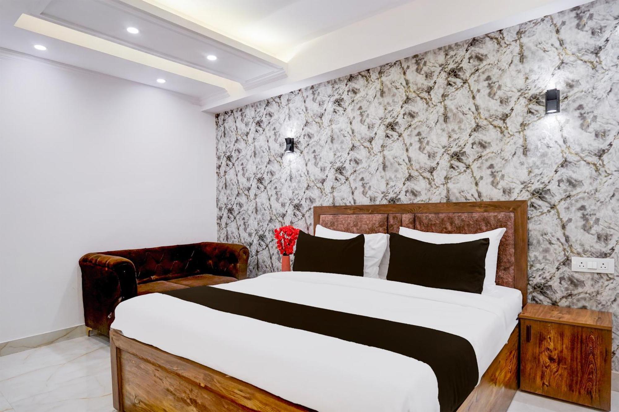 Townhouse Hotel Grand Emporio By Sbg Near Vaishali Metro Station Ghaziabad Esterno foto