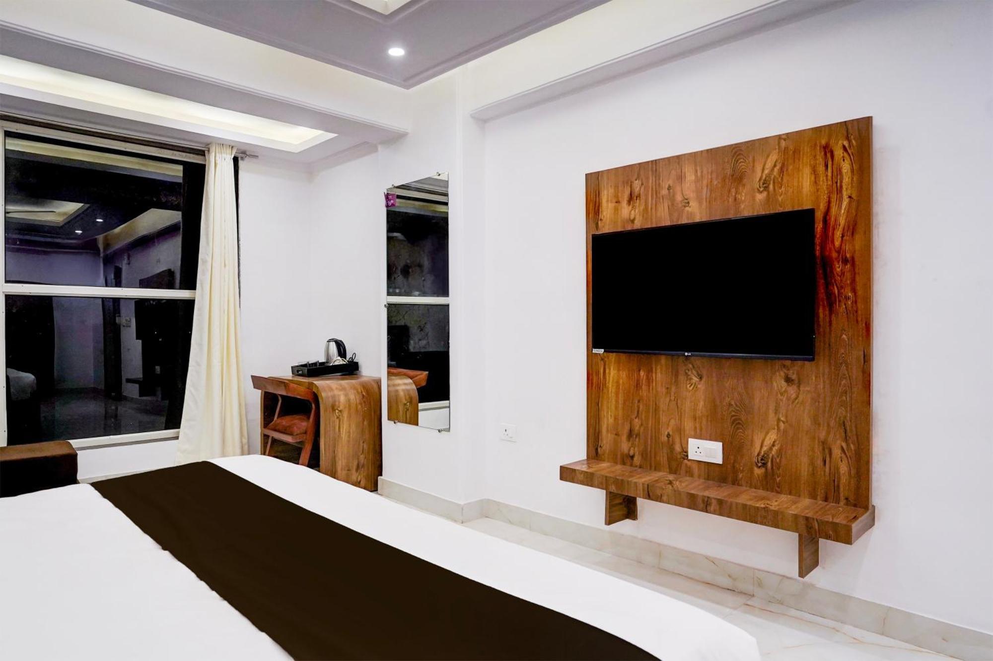 Townhouse Hotel Grand Emporio By Sbg Near Vaishali Metro Station Ghaziabad Esterno foto