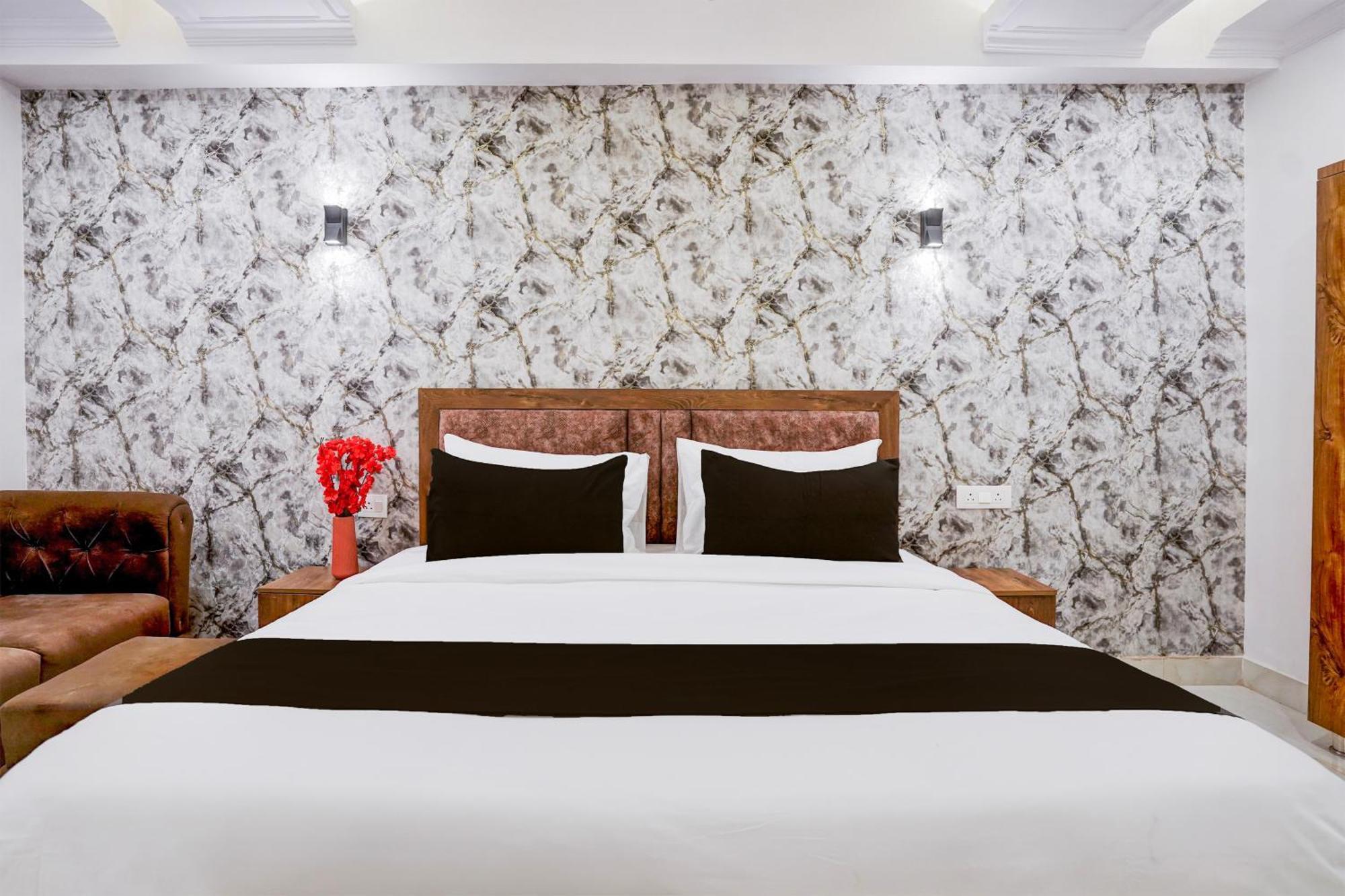 Townhouse Hotel Grand Emporio By Sbg Near Vaishali Metro Station Ghaziabad Esterno foto