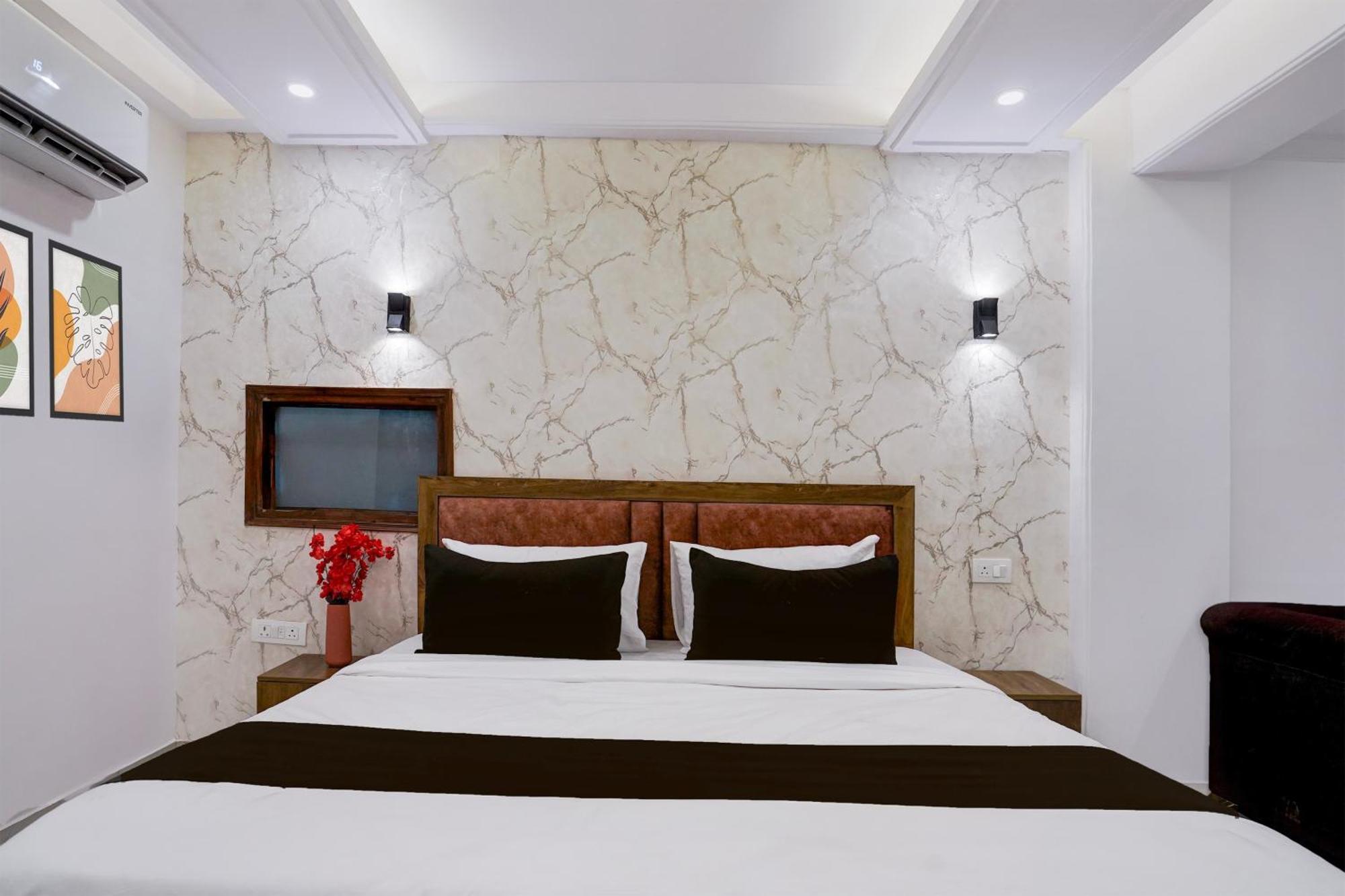 Townhouse Hotel Grand Emporio By Sbg Near Vaishali Metro Station Ghaziabad Esterno foto