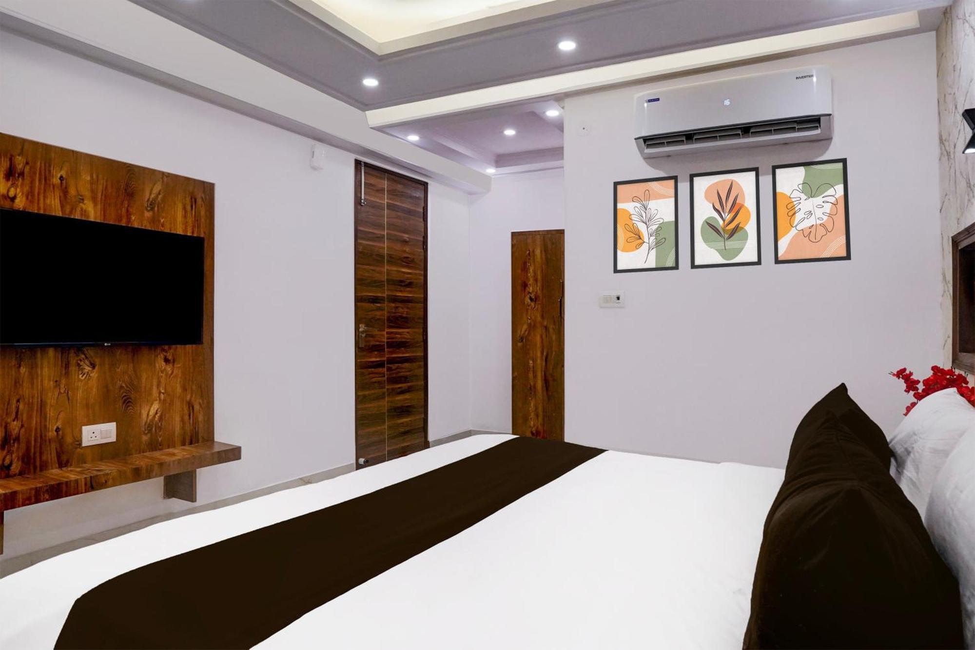 Townhouse Hotel Grand Emporio By Sbg Near Vaishali Metro Station Ghaziabad Esterno foto